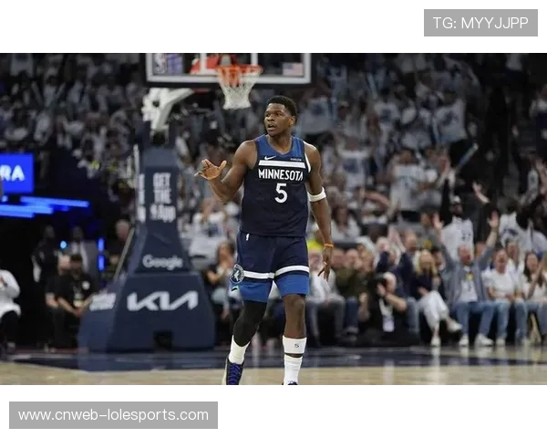 爱德华兹突破暴扣2+1，森林狼拉开分差